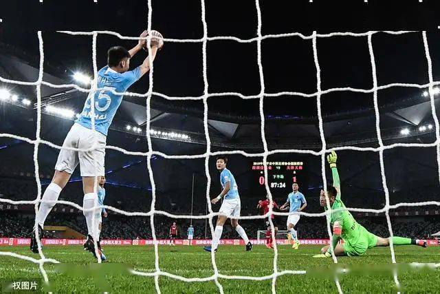  沃特福德边后卫超远距离吊射，大黄蜂客场惊艳绝杀热刺